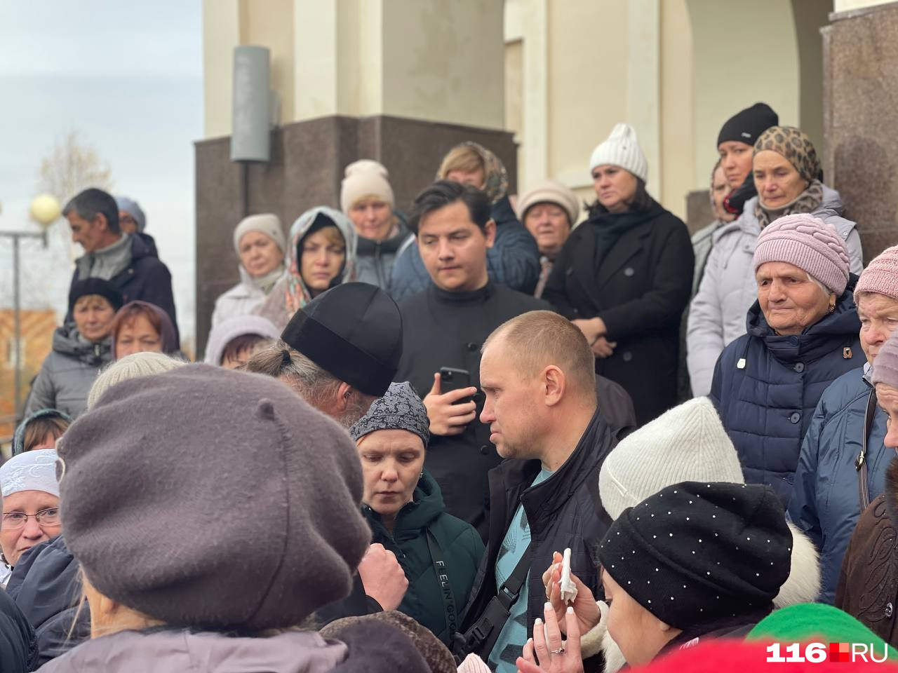 Собравшиеся отметили поразительное сходство убитой Виктории и ее сестры из Вологды