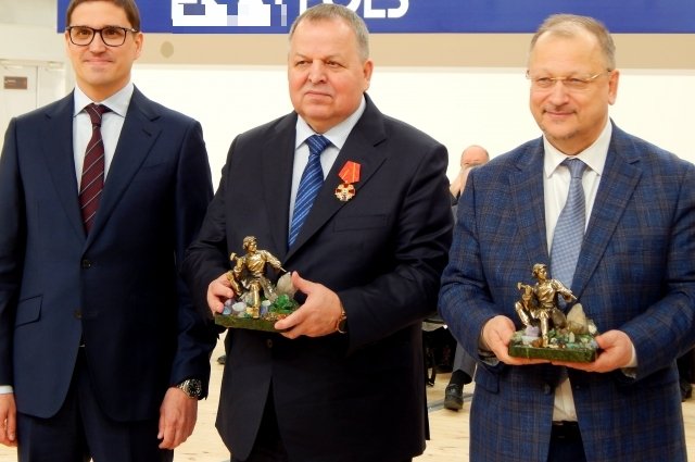 Академики РАН получили памятные статуэтки в виде горки самоцветов от генеральный директор ГК «КОРТРОС» Станислава Киселёва.