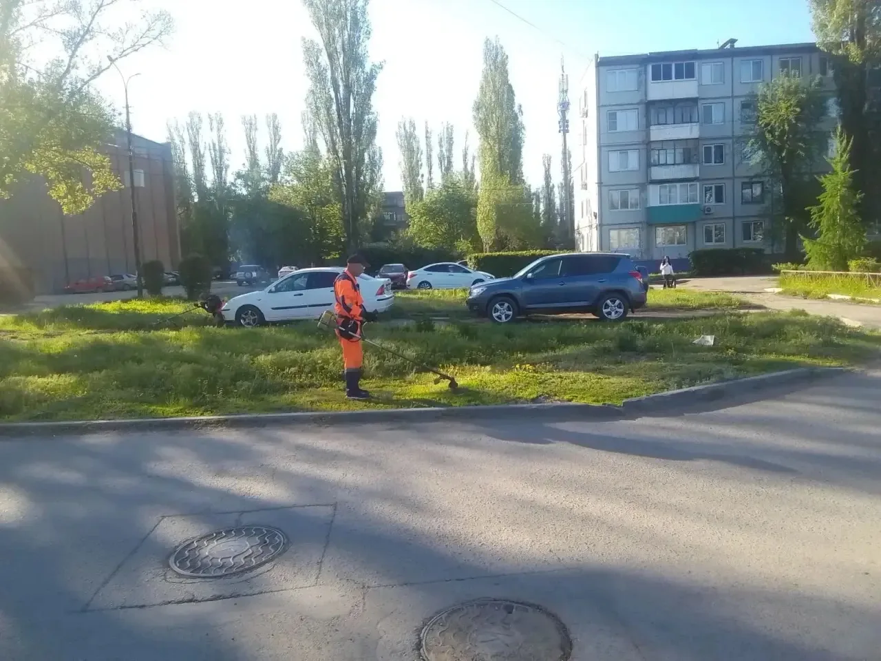 Покос травы, уборка мусора, очистка общественных территорий: коммунальные службы работают ежедневно