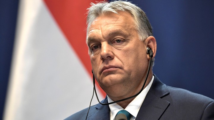 Для Виктора Орбана создают политический кризис перед выборами в Европарламент