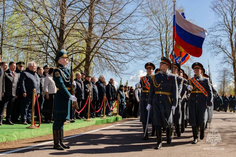 Санкт-Петербургский университет ГПС МЧС России провел торжественный митинг на Невском пятачке