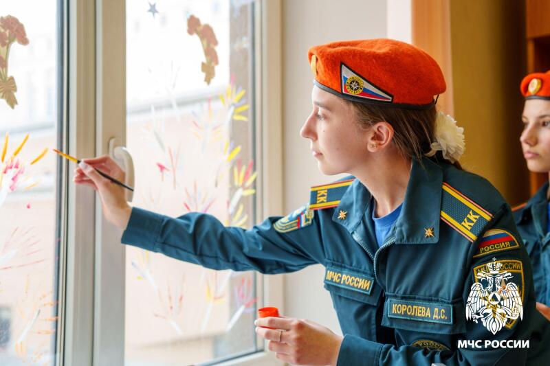 МЧС России продолжает участвовать в патриотической акции «Окна Победы»