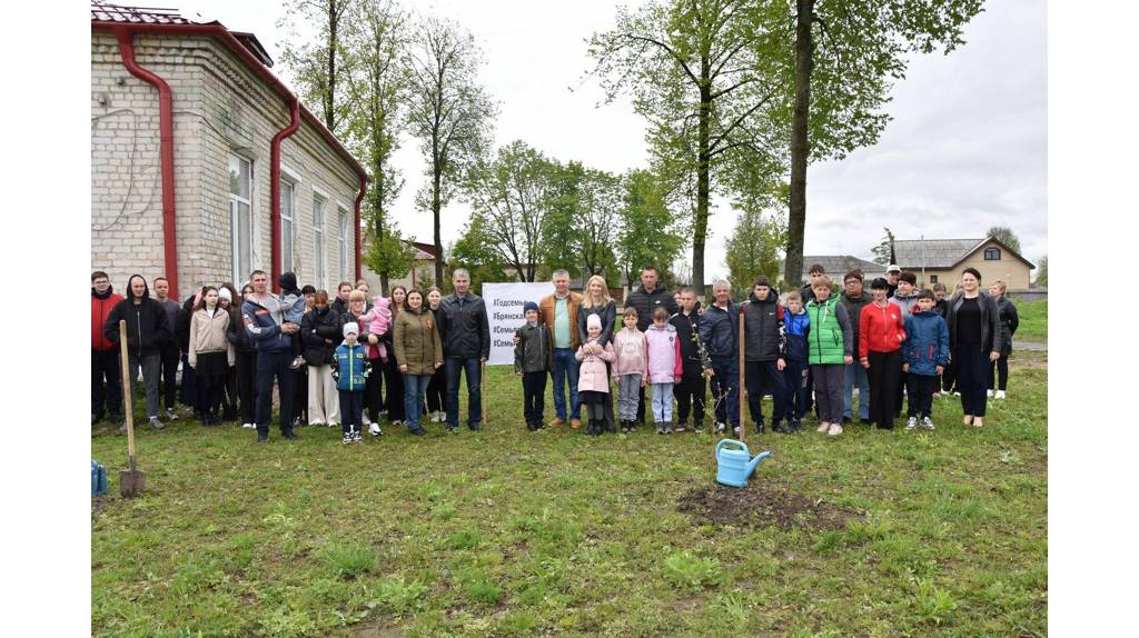 В Мглине многодетные семьи высадили яблони в школьном саду