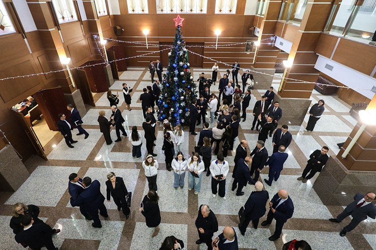 Елка желаний— это уже добрая традиция для парламента, которая полюбилась депутатам