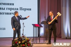 Мэр Перми Соснин получил в подарок от губернатора Махонина молот