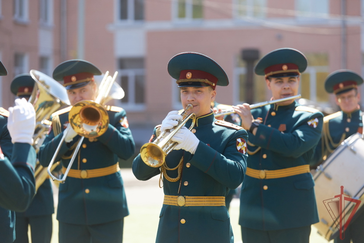 Военнослужащие казанского полка Росгвардии приняли участие в школьном мероприятии ко Дню Победы