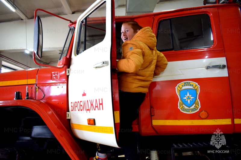 Экскурсия в пожарную часть Биробиджана: шестиклассники узнали о работе МЧС