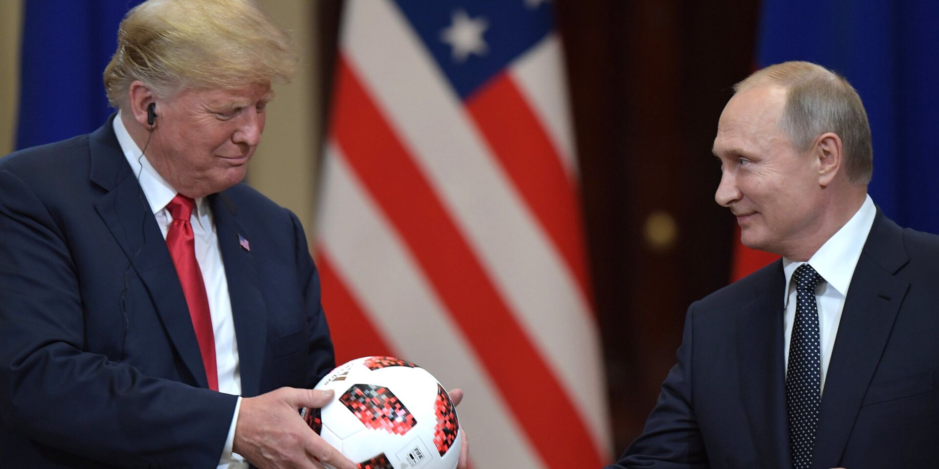  Президент РФ Владимир Путин и президент США Дональд Трамп (слева) на совместной пресс-конференции по итогам встречи в Хельсинки. - ИноСМИ, 1920, 17.04.2025