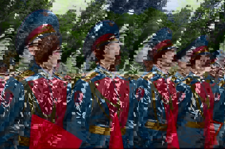 Первый заместитель директора Росгвардии генерал-полковник Юрий Яшин вручил вымпел директора Росгвардии Центру специального назначения «Витязь»