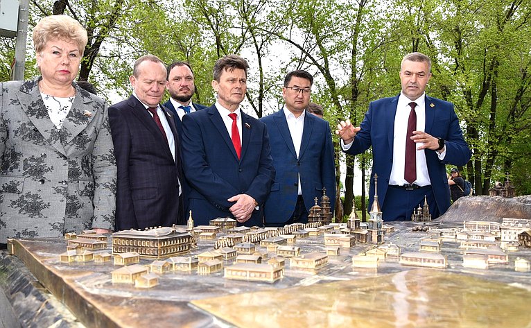 Сенаторы посетили парк в Барнауле в рамках рабочей поездки в Алтайский край