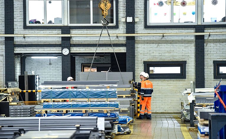 Сенаторы ознакомились с предприятием по производству лифтового оборудования акционерного общества «Щербинский лифтостроительный завод»