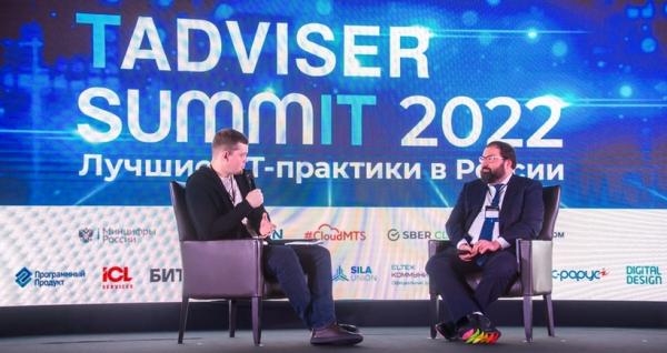 TAdviser SummIT 2024. На фото слева направо: главный редактор TAdviser Александр Левашов и министр цифрового развития, связи и массовых коммуникаций РФ Максут Шадаев