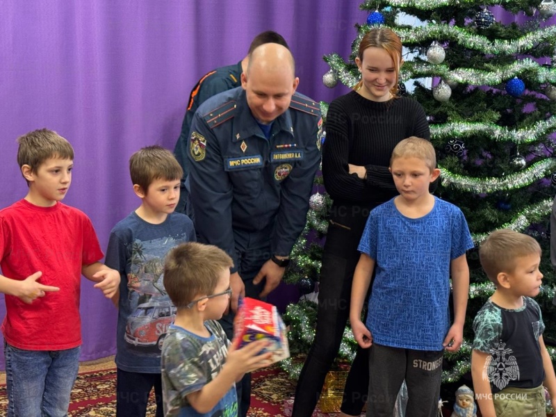 Новосибирские спасатели и артисты ансамбля «Искорка» в преддверии нового года побывают в гостях у воспитанников детских центров