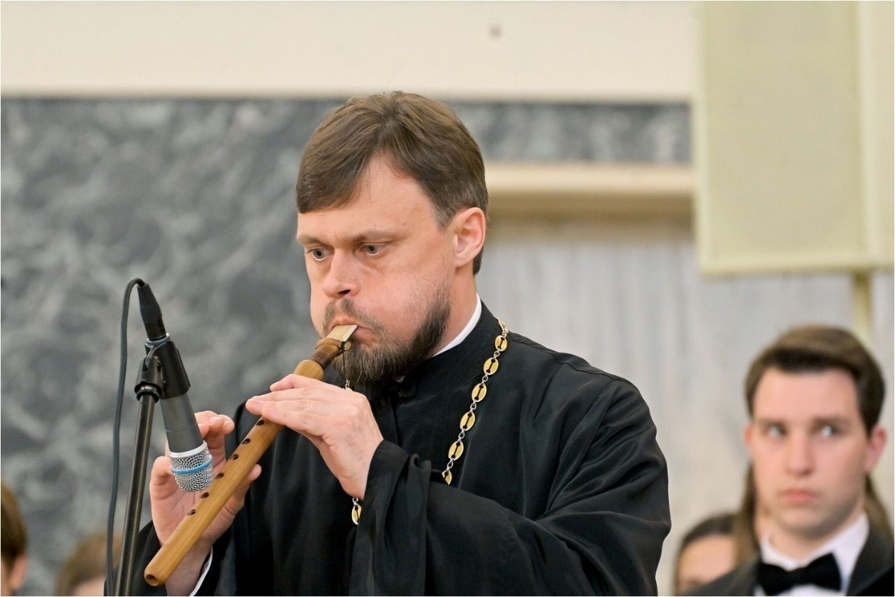 Священник с гитарой. Священнослужитель играл на музыкальном инструменте. Священнослужитель играл на музыкальном инструменте. Батюшка рок. Батюшка играет на гуслях.