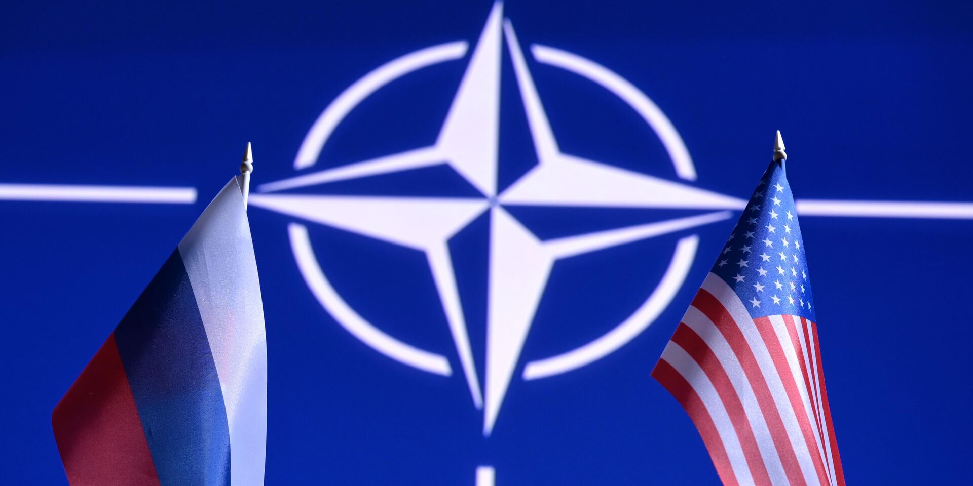 Государственные флаги России и США - ИноСМИ, 1920, 06.08.2025