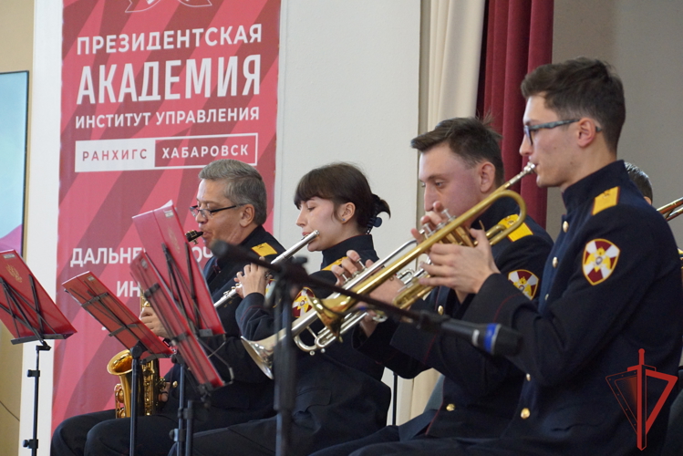 Военный оркестр Росгвардии поздравил студентов Дальневосточного института управления с Днём народного единства 