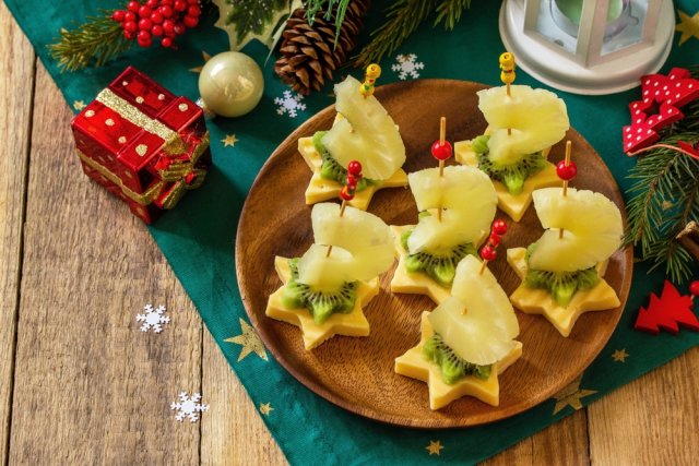 Канапе с ананасом и киви 