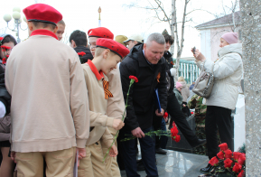 В преддверии 81-ой годовщины Победы в Великой Отечественной войне, у мемориала погибшим совгаванцам, также как и по всей стране была открыта Вахта Памяти.