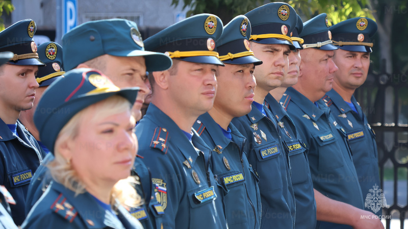 В Тюмени в День государственного флага отметили отличившихся сотрудников МЧС России и их детей