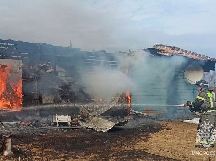 Пожар разгорелся на турбазе в Кондопожском районе