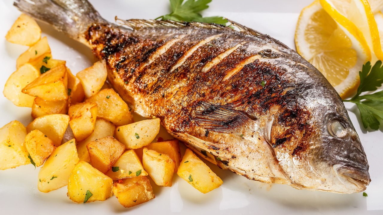 Даже опытные хозяйки знают: жарить рыбу — задач...