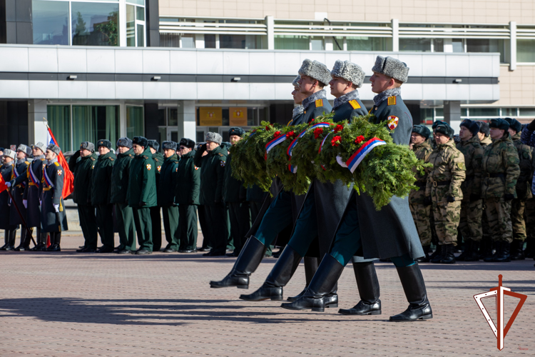 В День войск национальной гвардии сотрудники и военнослужащие ведомства возложили цветы к мемориалу «Черный тюльпан» в Екатеринбурге