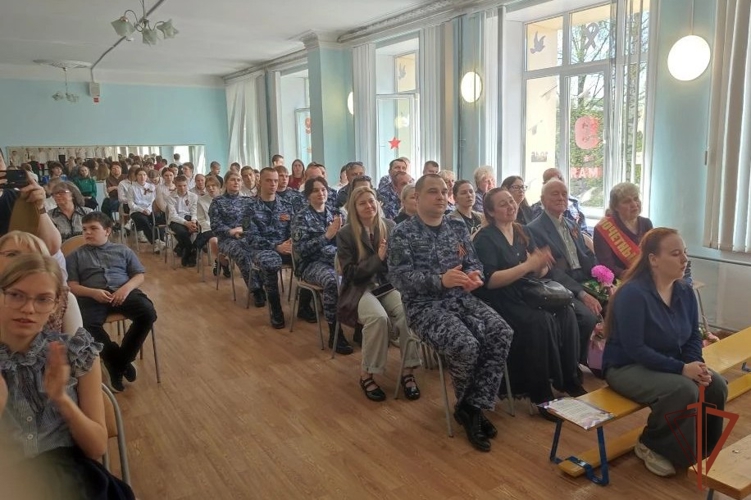 В Кирове подшефные росгвардейцев поздравили сотрудников вневедомственной охраны с Днем Победы