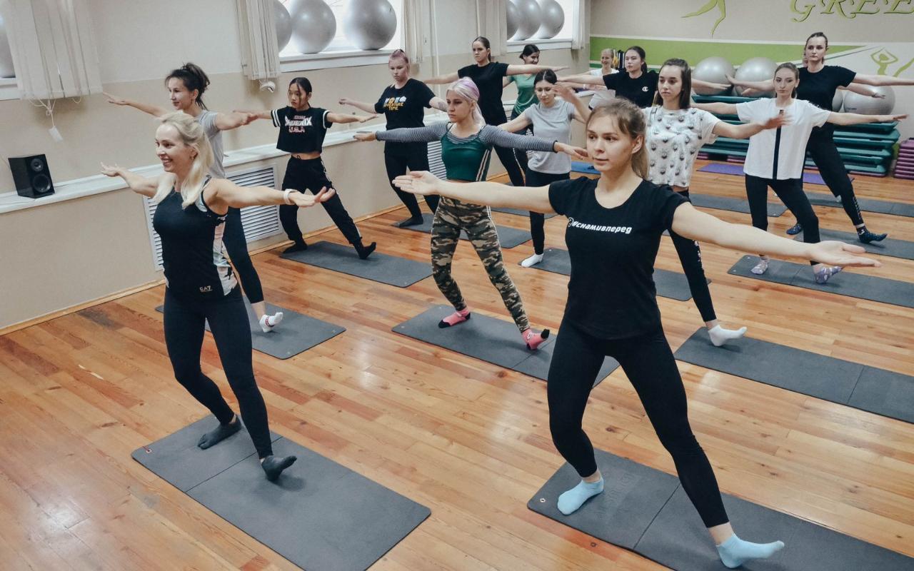 Фитнес начнет работать. Занятия фитнесом. Фитнес аэробика. Занятия в спортзале. Тренировка в спортзале для девушек.