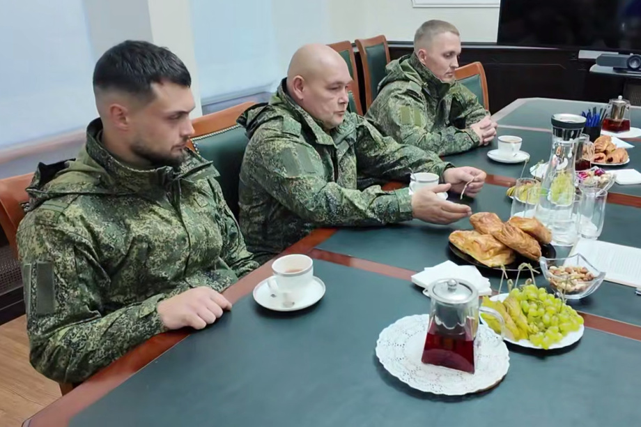 Глава региона встретился с камчатскими морпехами и передал им гуманитарку и намоленную икону. Фото: ТГ- канал Солодов. Камчатка. Фотография 3