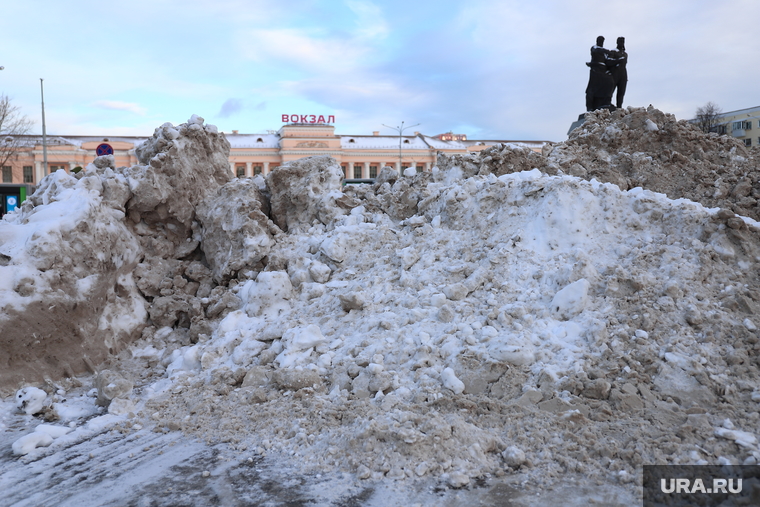 Уборка снега в Железнодорожном районе. Екатеринбург , жд вокзал