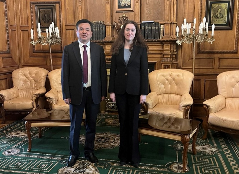 Глава делегации города Юэцин (КНР), секретарь городского комитета КПК города Юэцин Цзяньбин Сюй и руководитель Департамента внешних связей СПб ТПП Ирина Карпенко