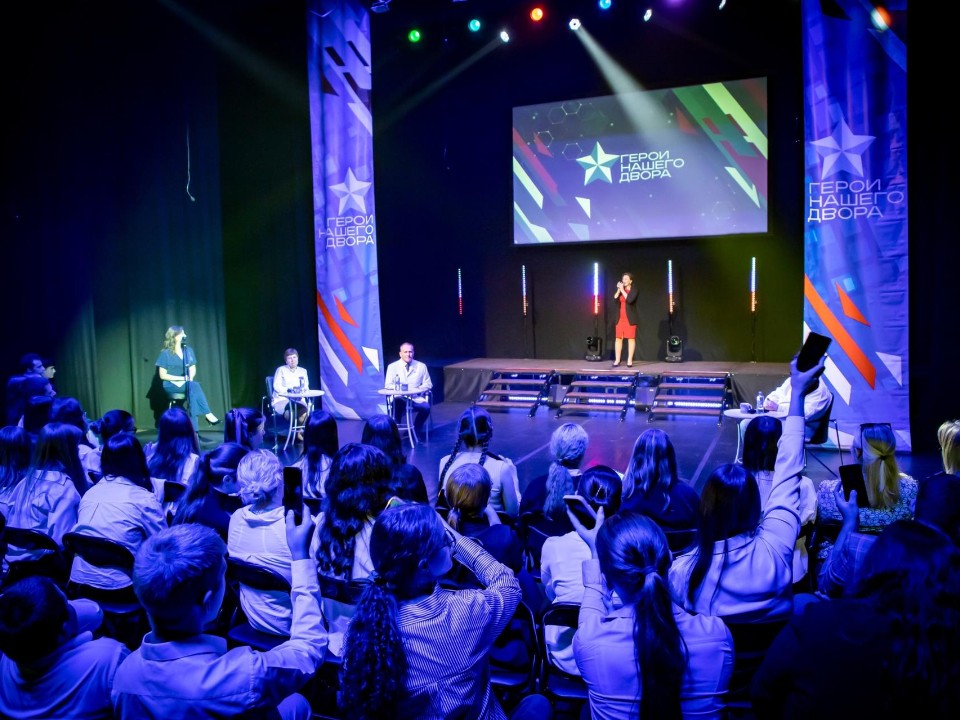 Медики Бронниц рассказали старшеклассникам о работе в Курской области и во время Covid-19