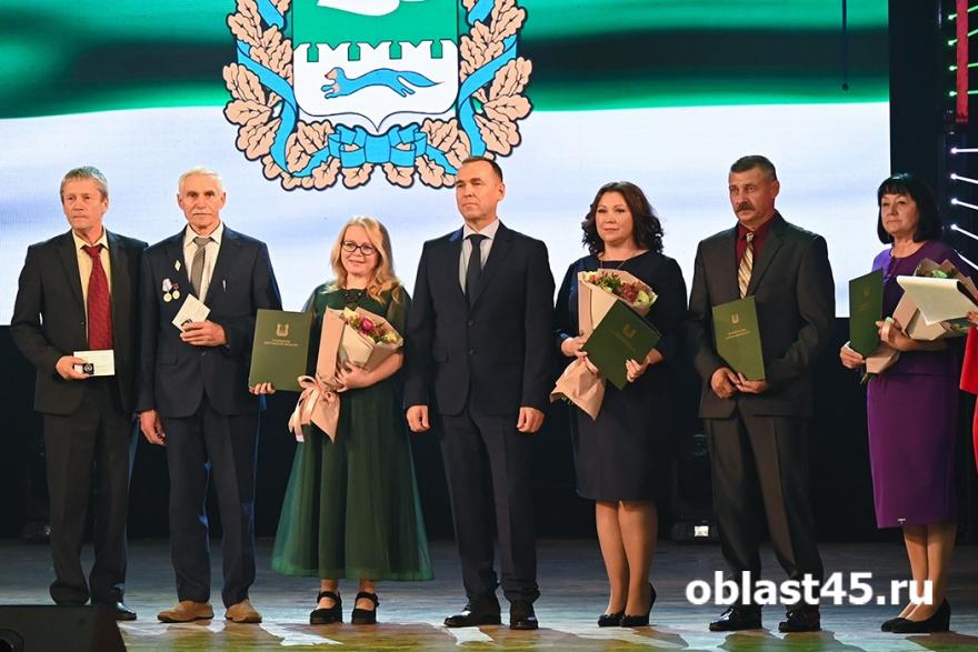 Зауральских педагогов с Днём учителя лично поздравил губернатор