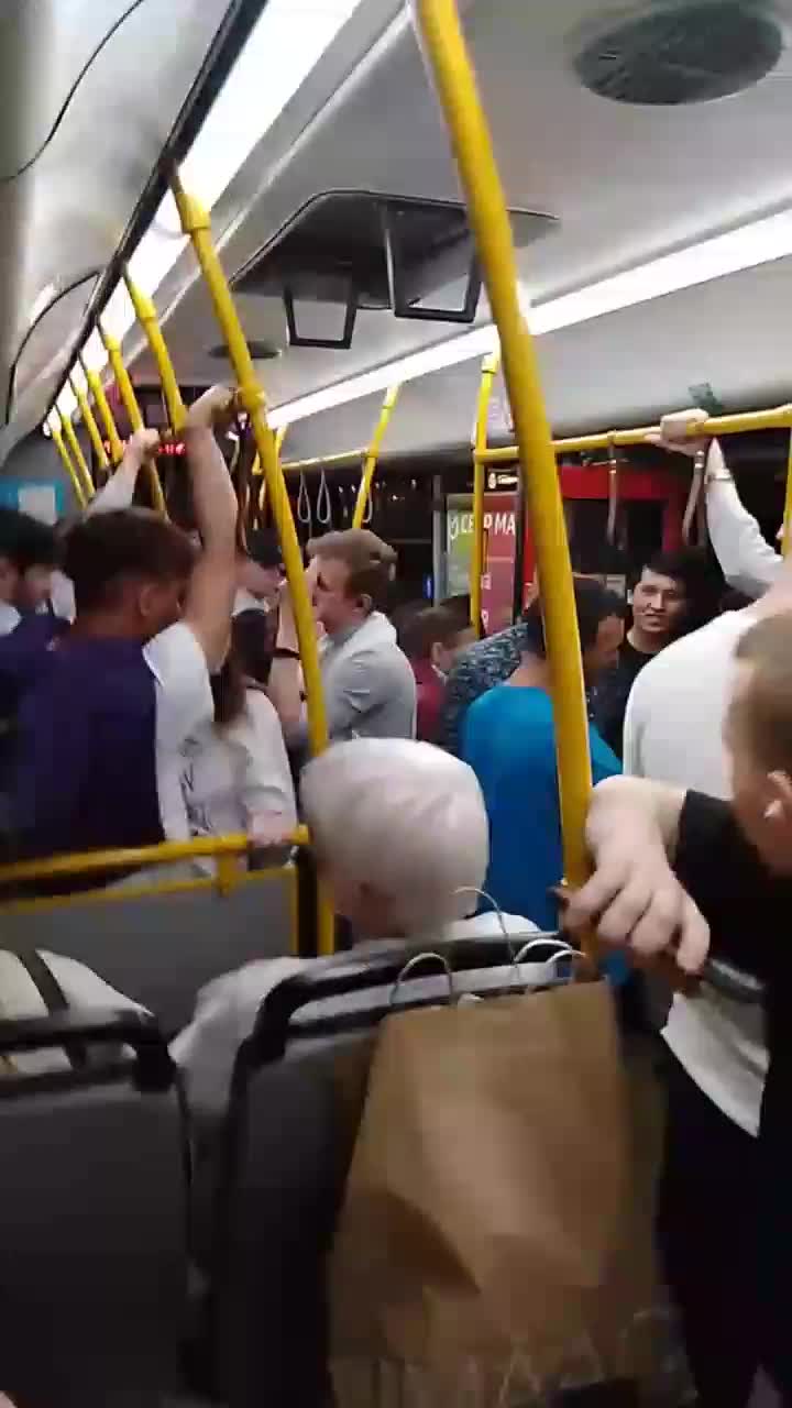 Автобус был задержан. Дети в автобусе пристегнутые. Автобус был задержан. Обокрали водителя автобуса. Автобус с нацистами мем.