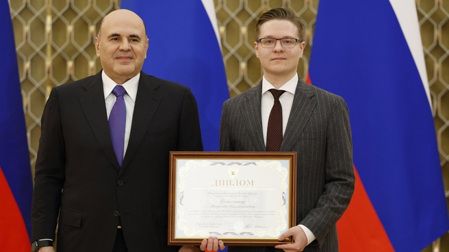 Михаил Мишустин вручил премии Правительства в области науки и техники для молодых учёных. Со старшим научным сотрудником ВНИИ молочной промышленности, доктором технических наук Владиславом Константиновичем Семипятновым