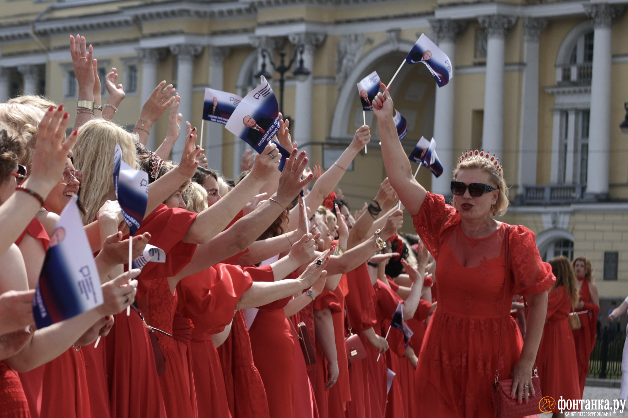 Шествие в красных платьях спб 2022. Женщины в красном спб. Девушка в красном на набережной. Девушка в платье на набережной в санкт-петербурге. Женщины на фоне петербурга.