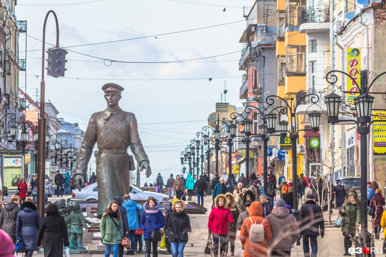 Самара люди. Самара улица Арбат. Ленинградская улица Самара. Арбат Самара Ленинградская. Самарский Арбат пешеходная зона.