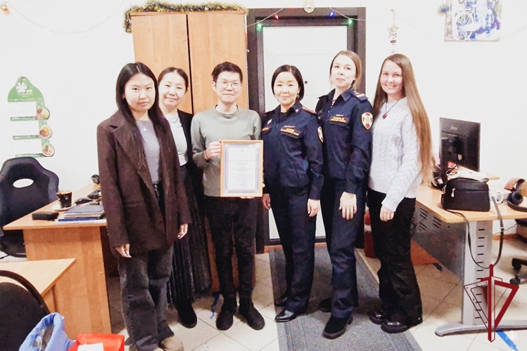 Росгвардейцы поздравили журналистов Бурятии с профессиональным праздником