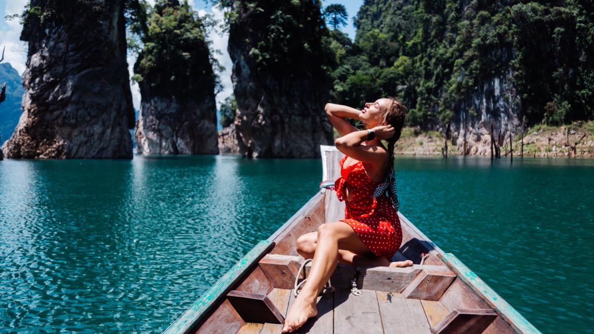 Девушка отдыхает на лодке