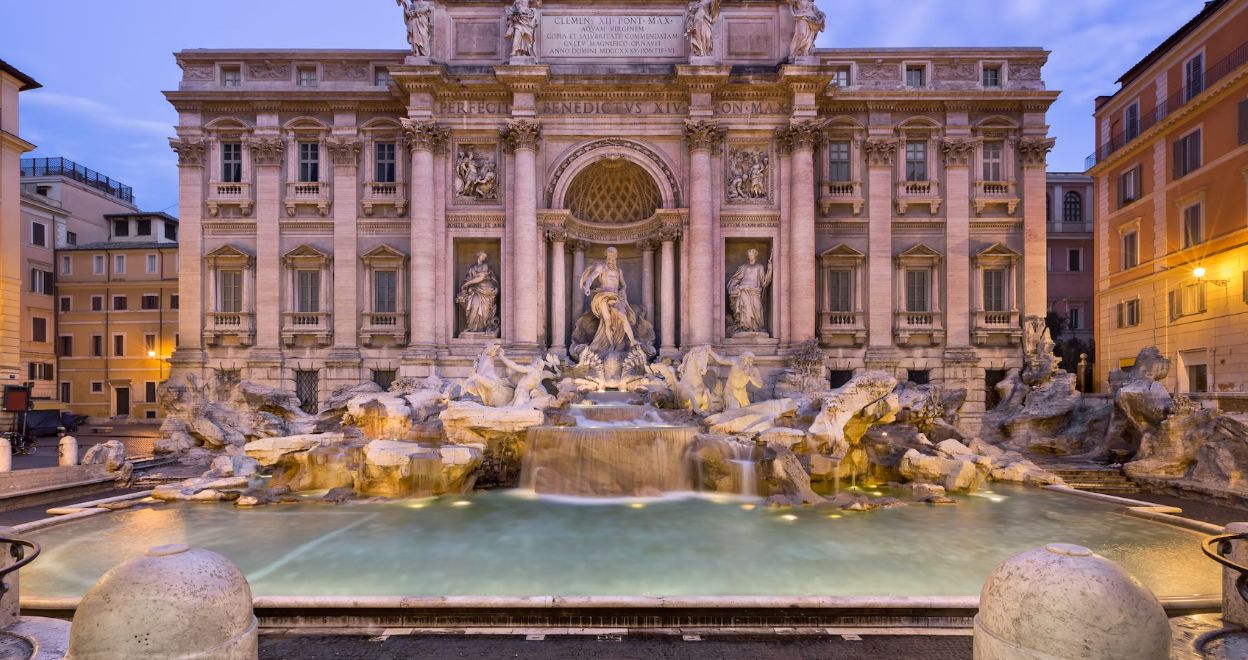 Экоактивисты «Последнего поколения» залезли в главный фонтан Рима и окрасили воду в черный цвет