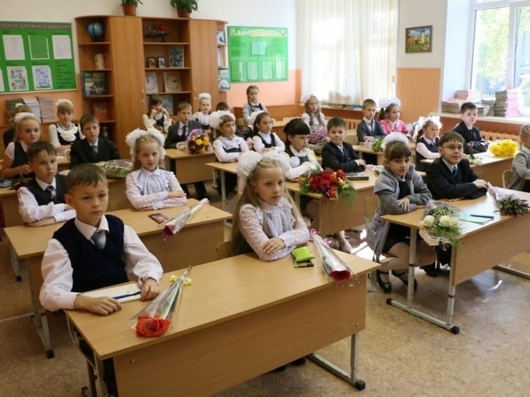 Начальная школа омск. Школа первый класс. Фото первоклассников. Класс года в школе. Первоклассники в классе.