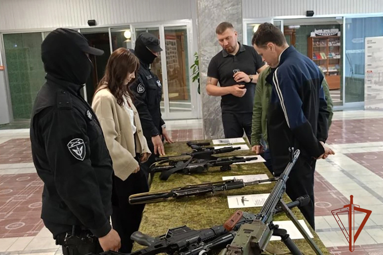 ОМОН Росгвардии организовал патриотическую выставку для железнодорожников и их семей