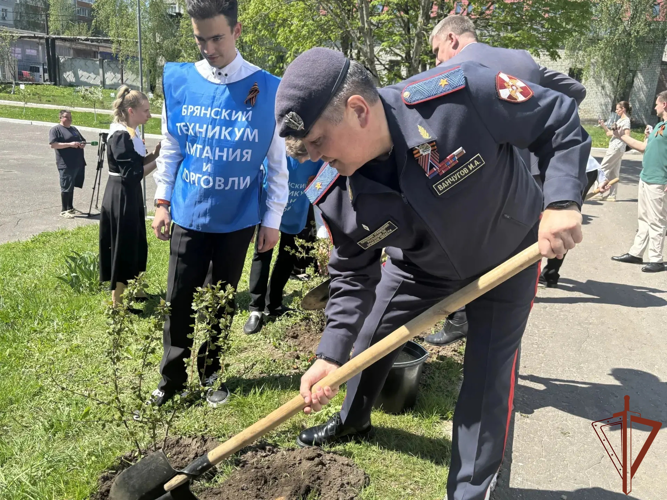 В Брянске росгвардейцы приняли участие во Всероссийской акции «Сад Победы»