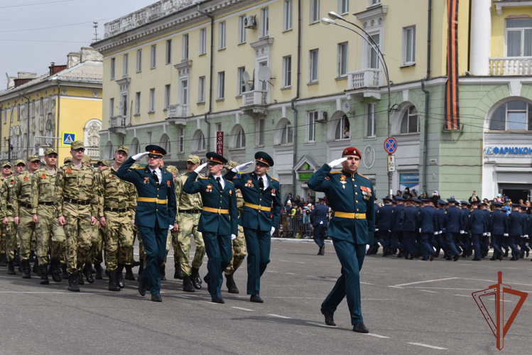 В Сибири военнослужащие и сотрудники Росгвардии приняли участие в торжественных шествиях посвящённых 79-й годовщине Победы 