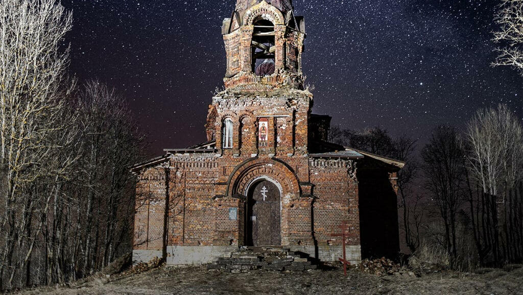 Фотограф из Ленобласти сделал ночные снимки старинных церквей