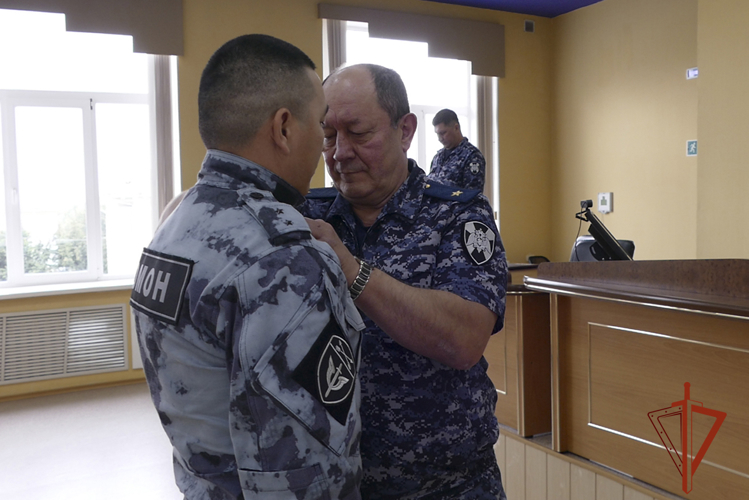 В Кузбассе наградили бойца ОМОН «Рубеж» за освобождение заложника 