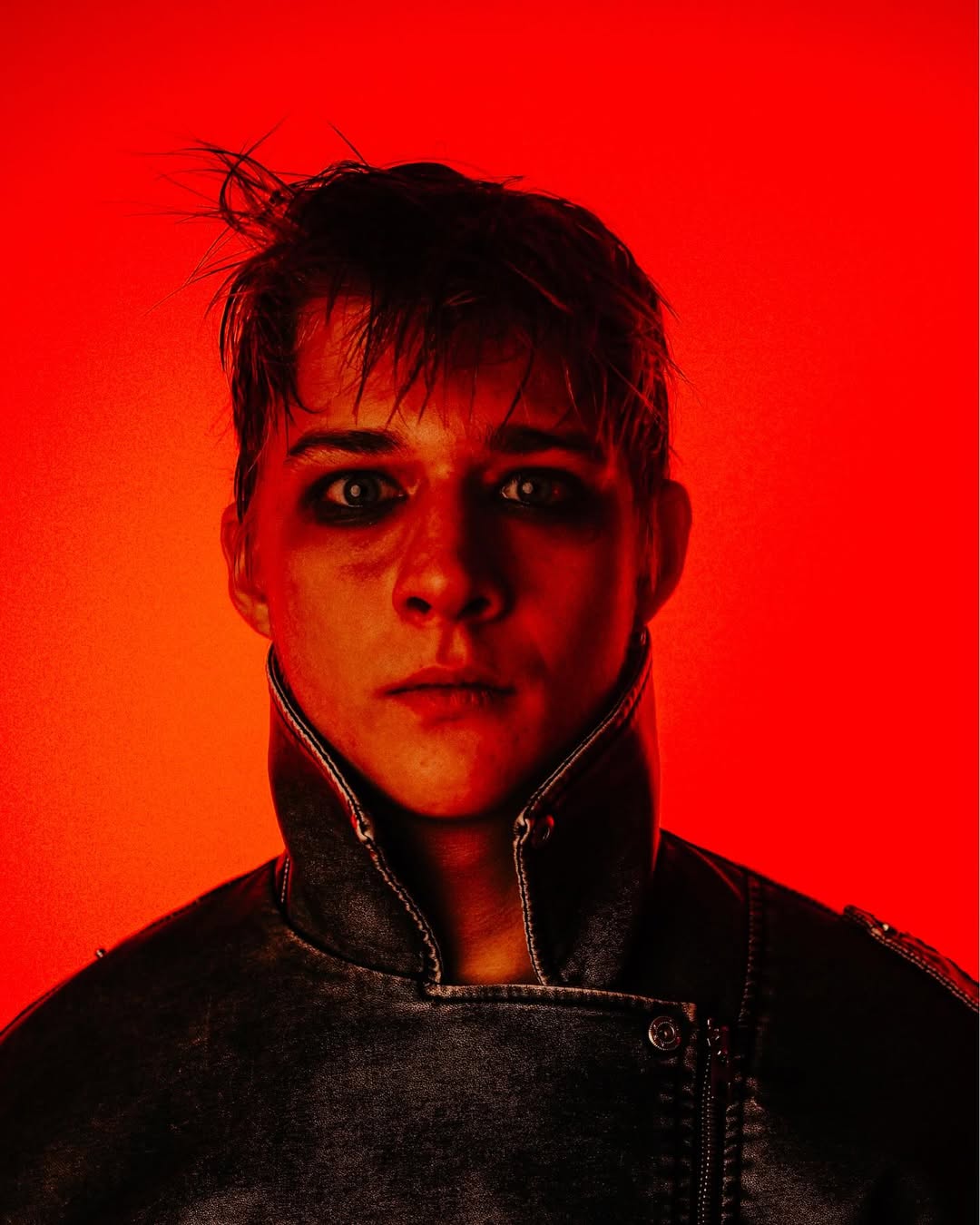 Роспись храмов, мечты о карьере музыканта и любовь к уединению: Что мы знаем об Олеге Савостюке