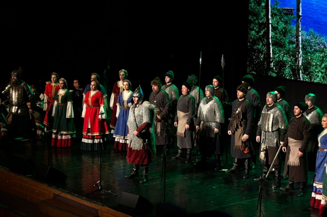 Сотрудники Управления Минюста России по Вологодской области посетили спектакль «Ермак. Легенда Сибири» в исполнении Государственного академического Омского русского народного хора (16.10.2025) Фото 3