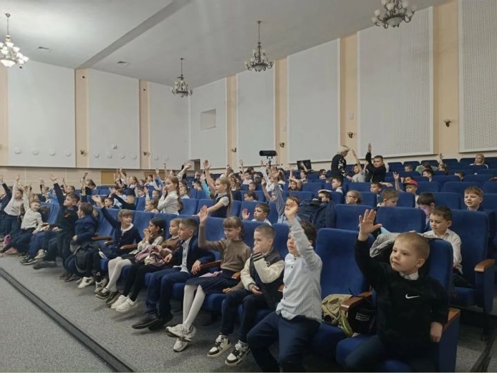 В Мензелинске школьникам показали спектакль по безопасности дорожного движения