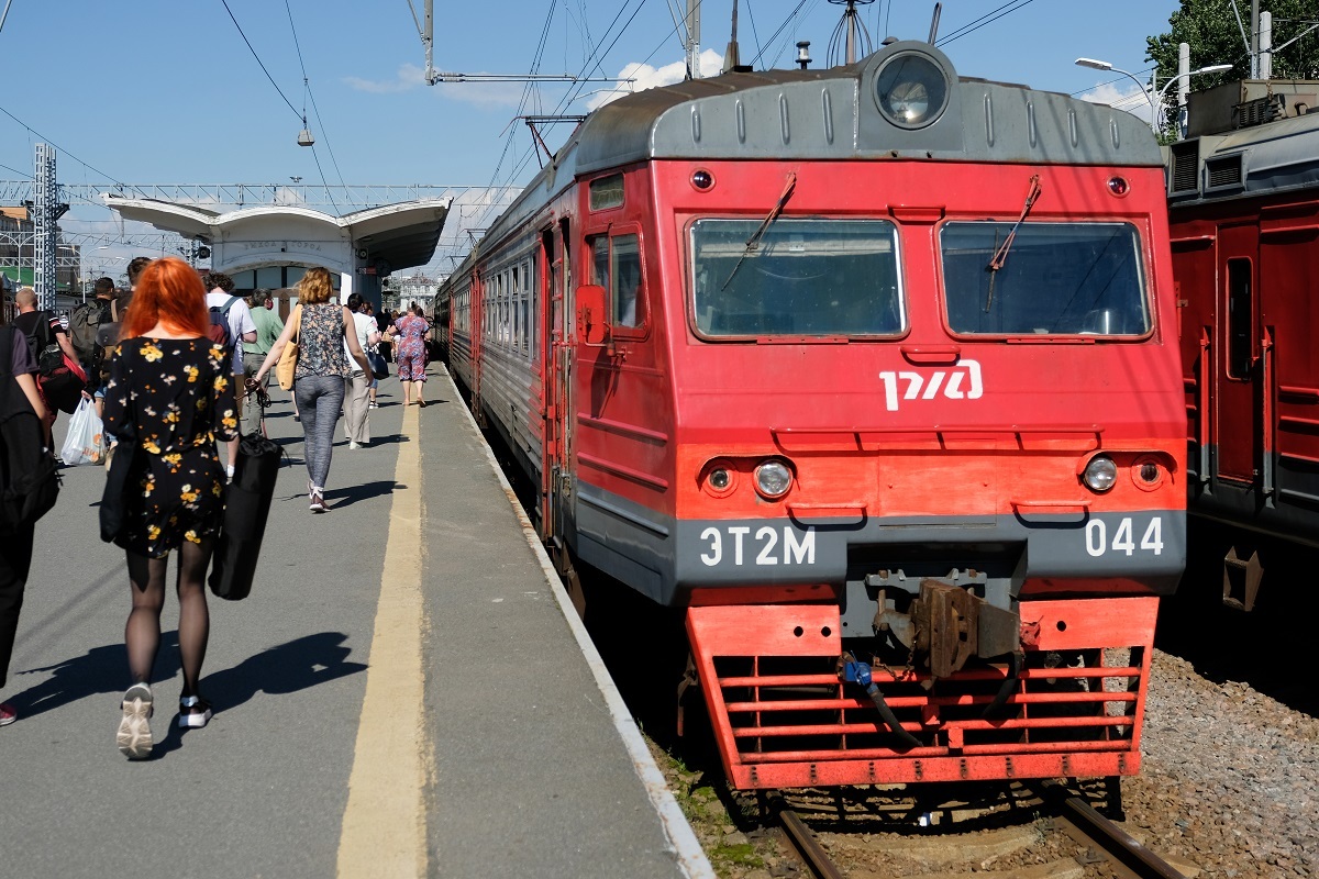 Остановки поезда 480 сухум петербург. Электричка РЖД. Поезд фото. Поезд на рельсах. Электричка фото.